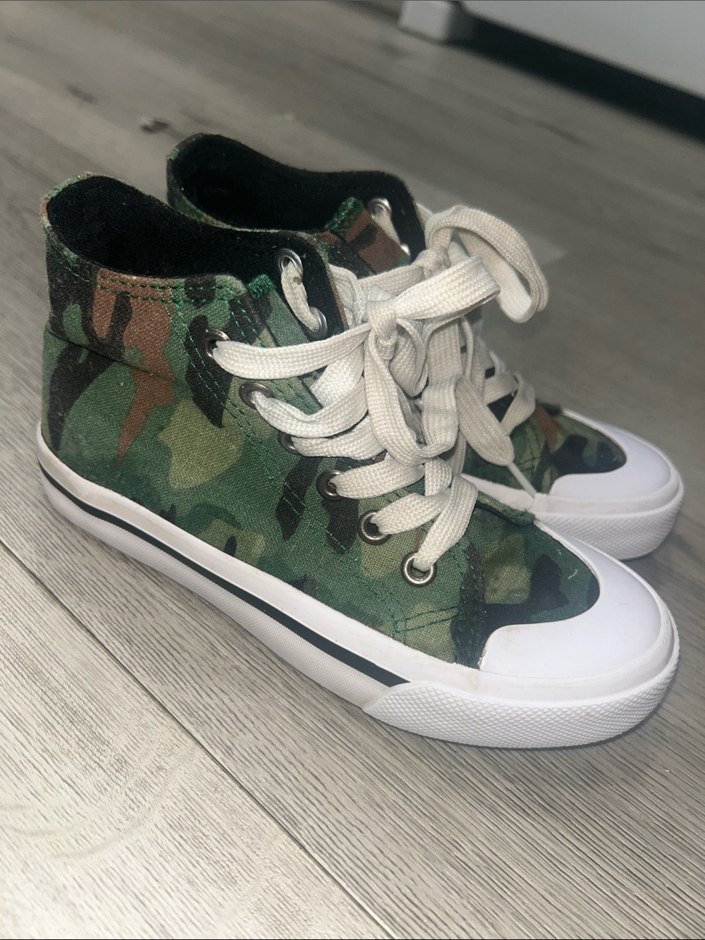 Roebuck & Co. Kids Camouflage High-Top Sneakers with White Laces sz 13